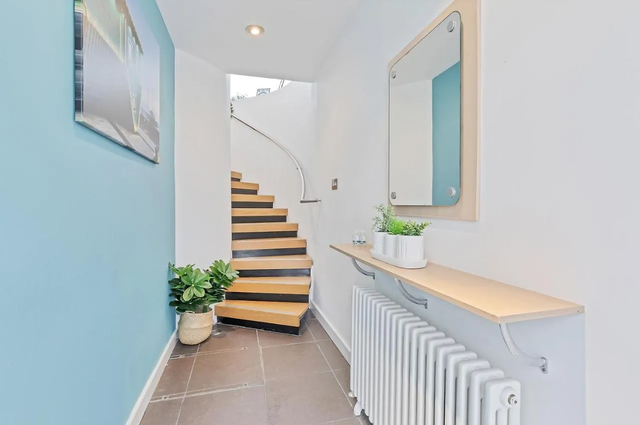 Majestic Mews Apartment With Free Parking - By My Getaways