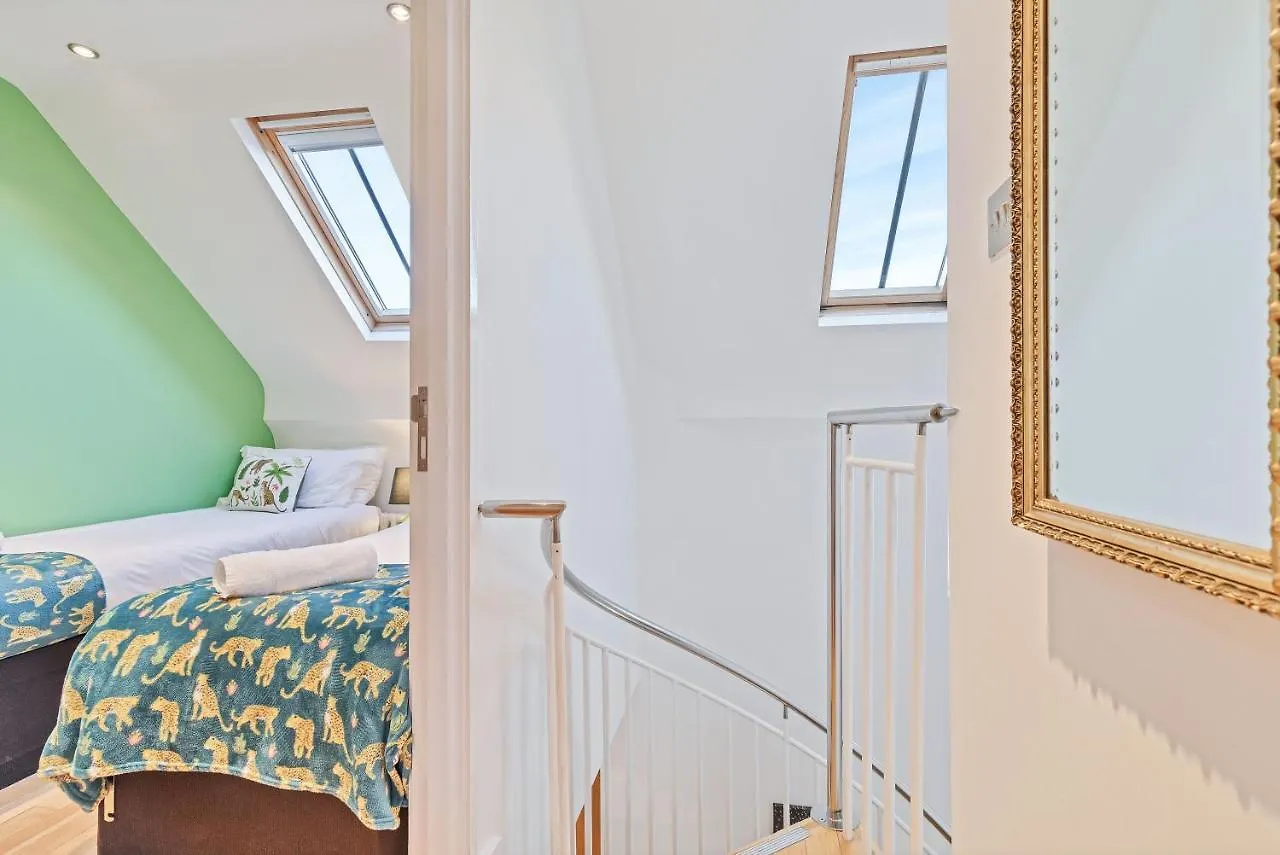 Majestic Mews Apartment With Free Parking - By My Getaways